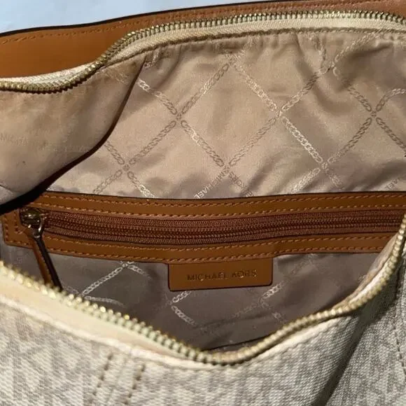 Michael Kors Sienna Large Logo Shoulder Bag in the color White/Acorn. - Picture 6 of 6